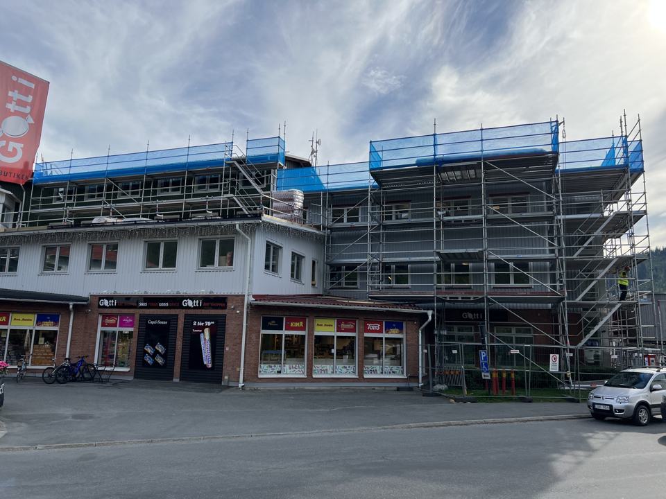 Ställning med nät längs en butiksfasad i Åre