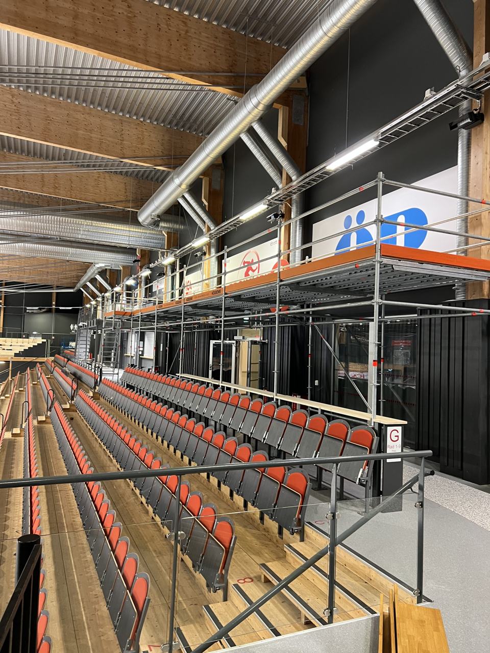 Ställning inomhus i en arena med läktare