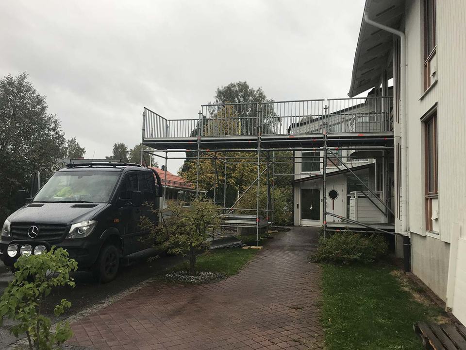 Ställning byggd som gångbro fram till en entré