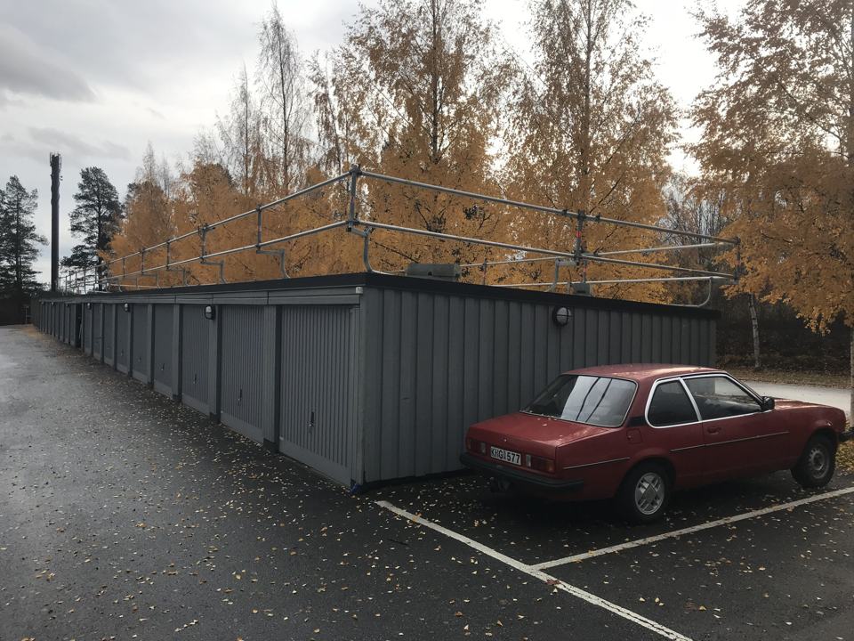 Takfotsskydd på en garagelänga i höstfärger
