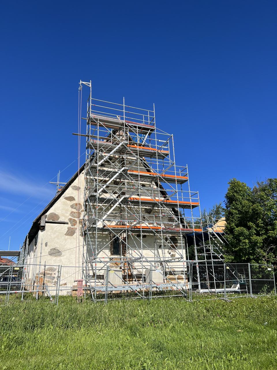 Ställning längs gaveln på en gammal stenbyggnad